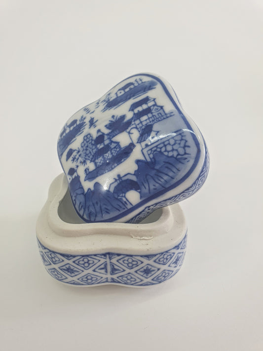 Vintage Blue & White Porcelain Trinket Box: Chinese Mountain Scene