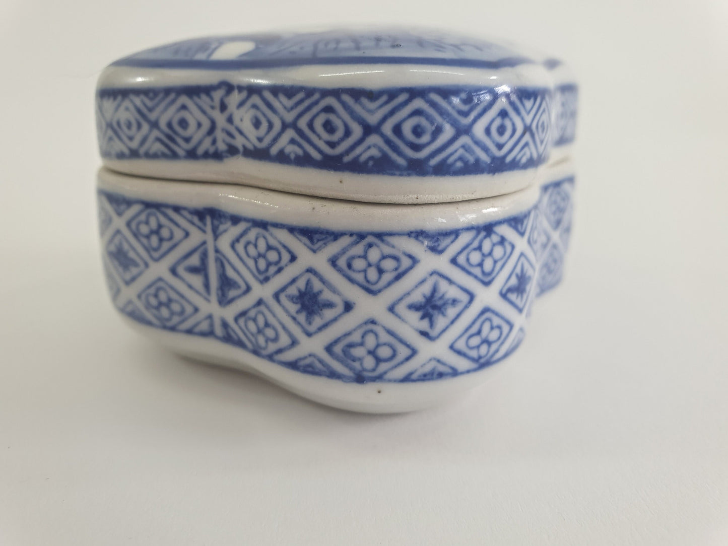 Vintage Blue & White Porcelain Trinket Box: Chinese Mountain Scene