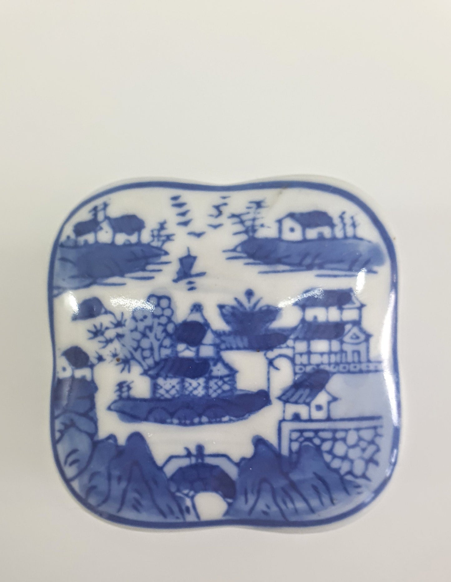 Vintage Blue & White Porcelain Trinket Box: Chinese Mountain Scene
