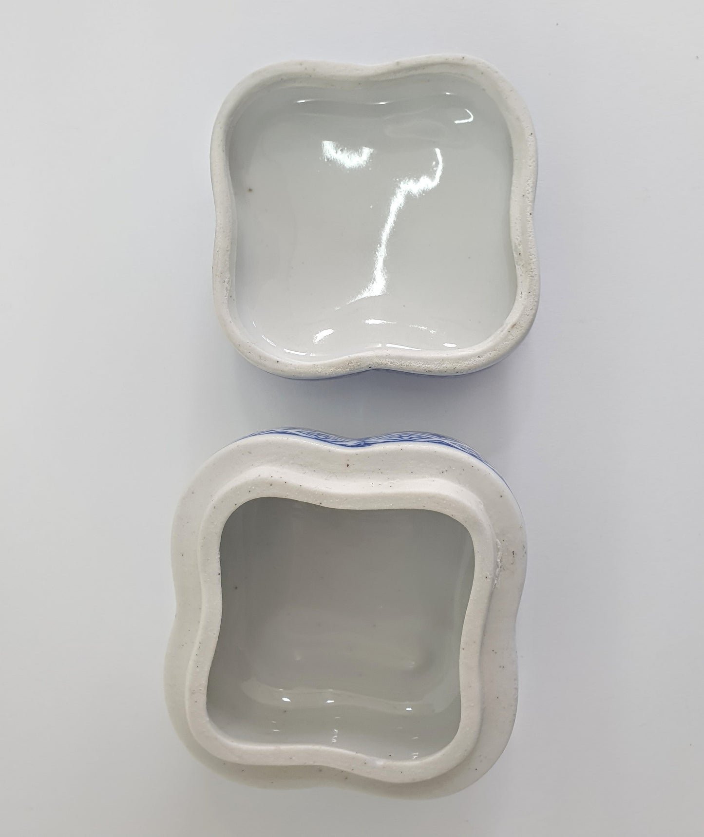 Vintage Blue & White Porcelain Trinket Box: Chinese Mountain Scene