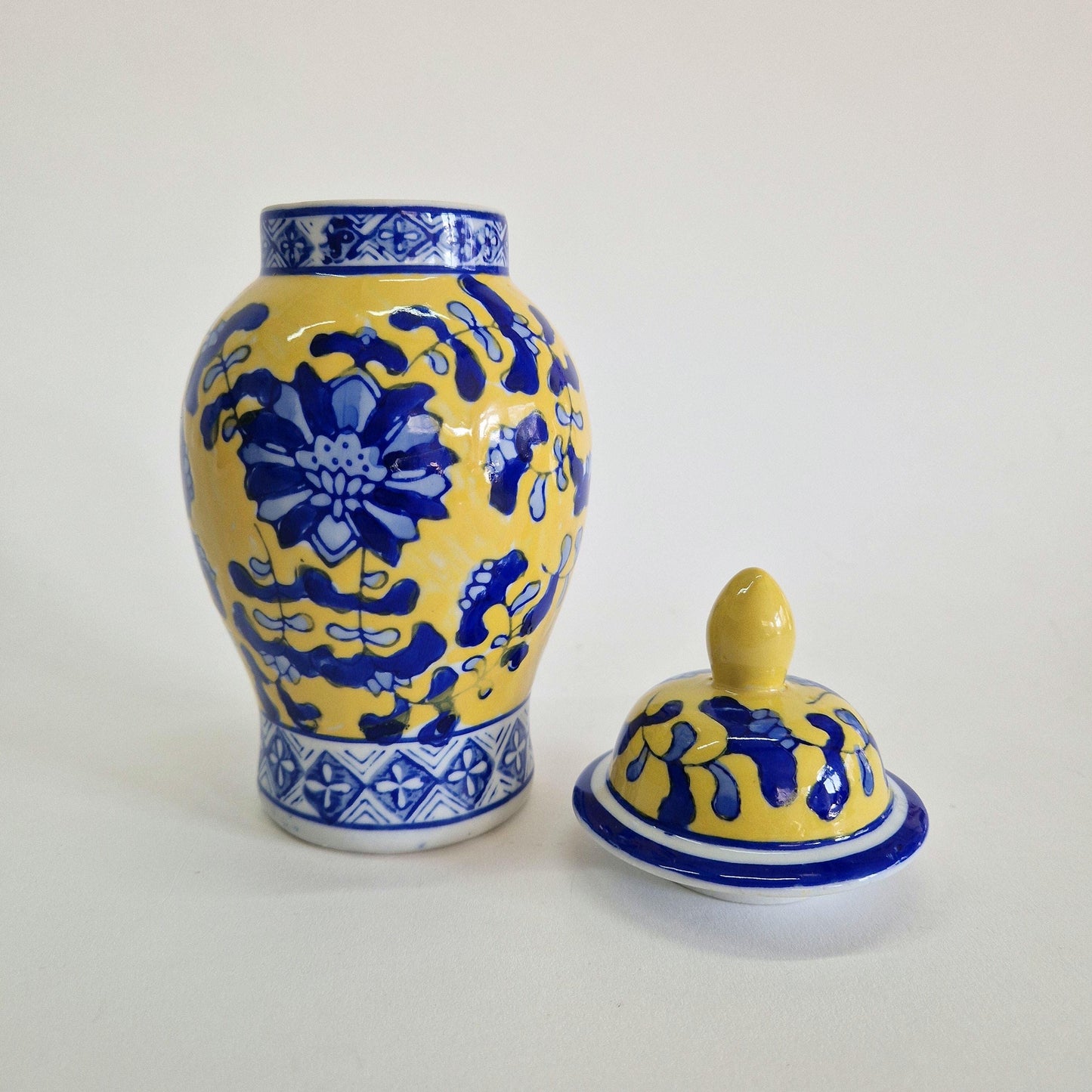 Vintage Yellow and Blue Chinoiserie Ginger Jar with Lid.  c 20th Century