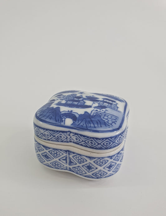 Vintage Blue & White Porcelain Trinket Box: Chinese Mountain Scene